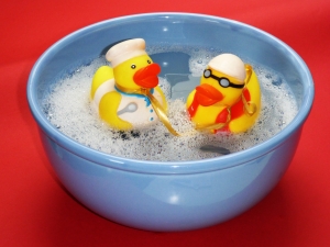 bath-ducks-bowl-close-up-162587